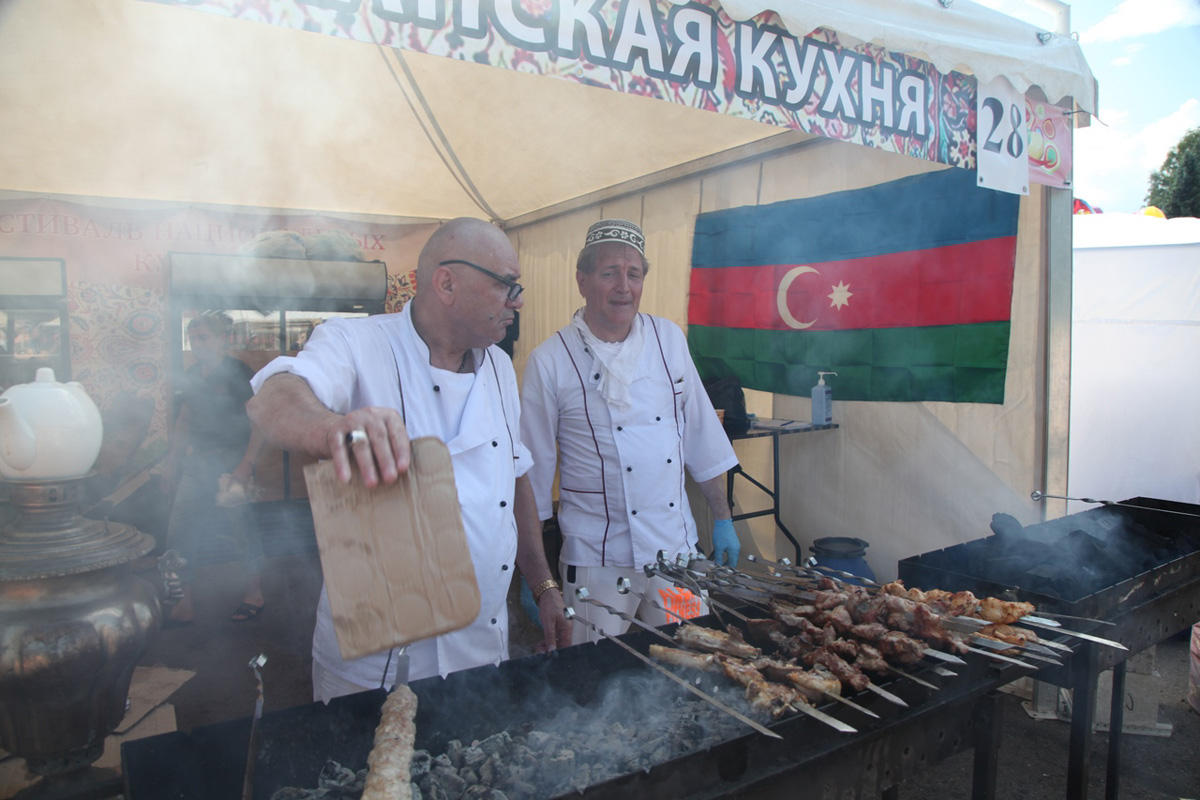 За одним вкусным столом россияне и азербайджанцы (ФОТО)