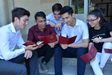 В Баку аттестат " с отличием" получили 1433 выпускника средних школ (ФОТО)