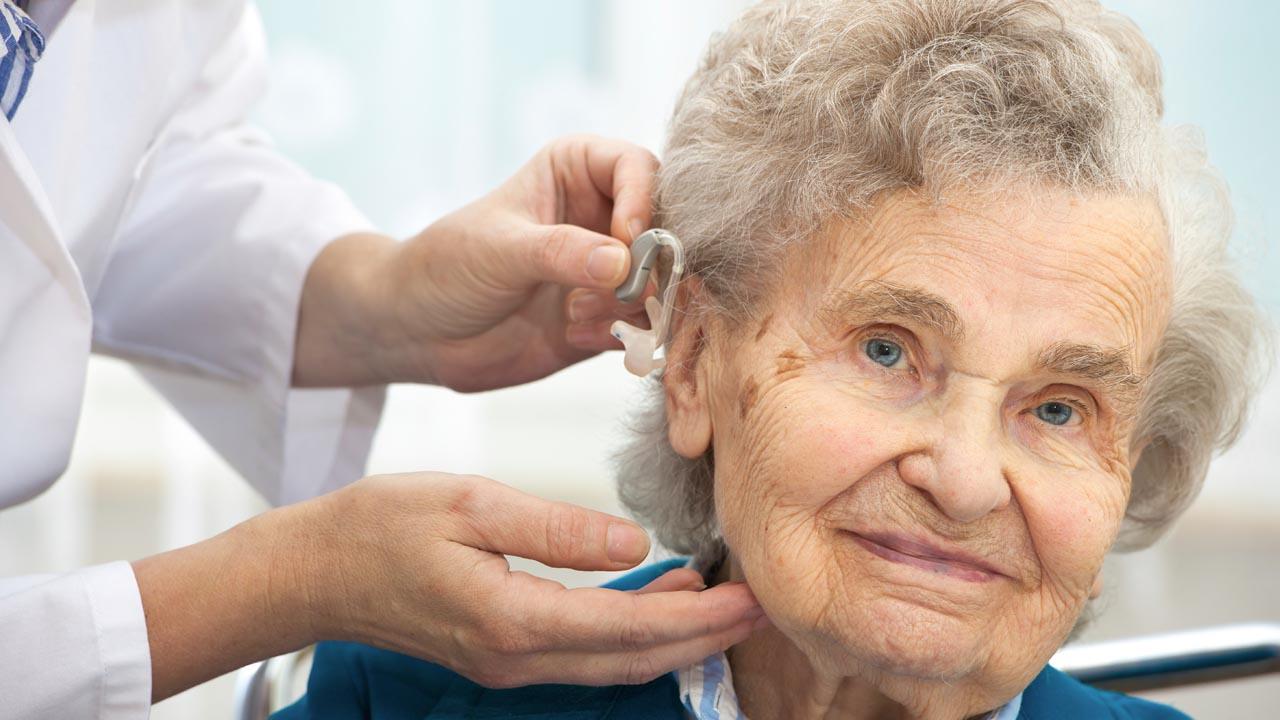 Британские ученые выяснили, что слуховые аппараты могут уберечь пожилых людей от деменции