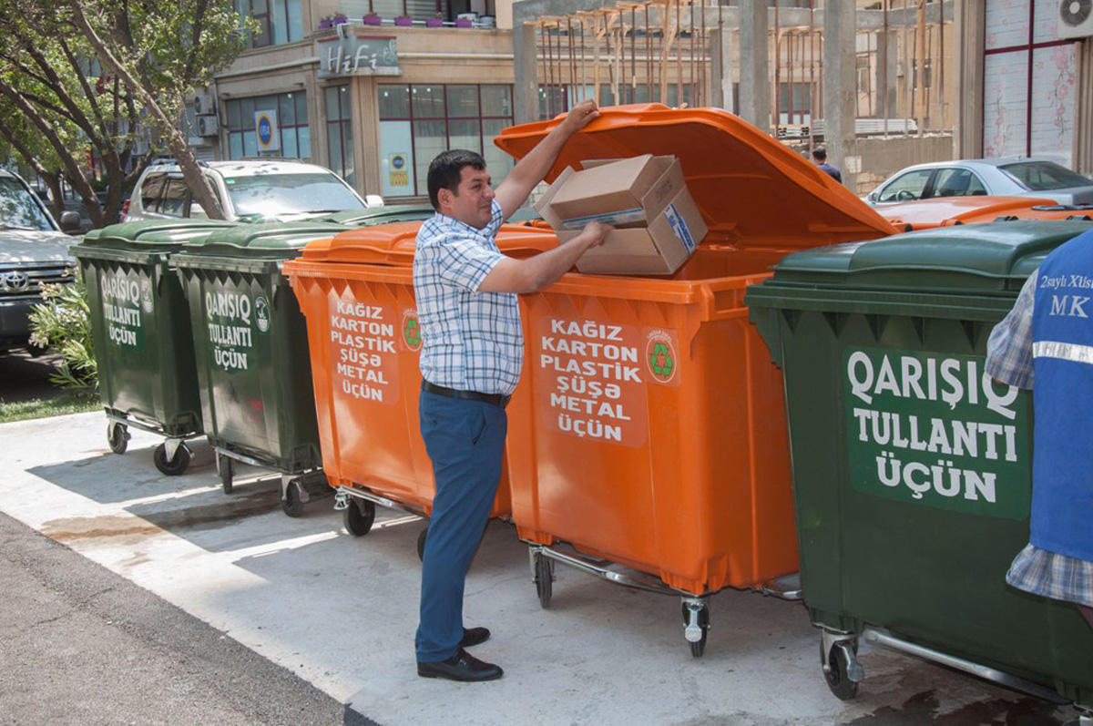 В Баку проводится реформа по транспортировке бытовых отходов  - ИВ