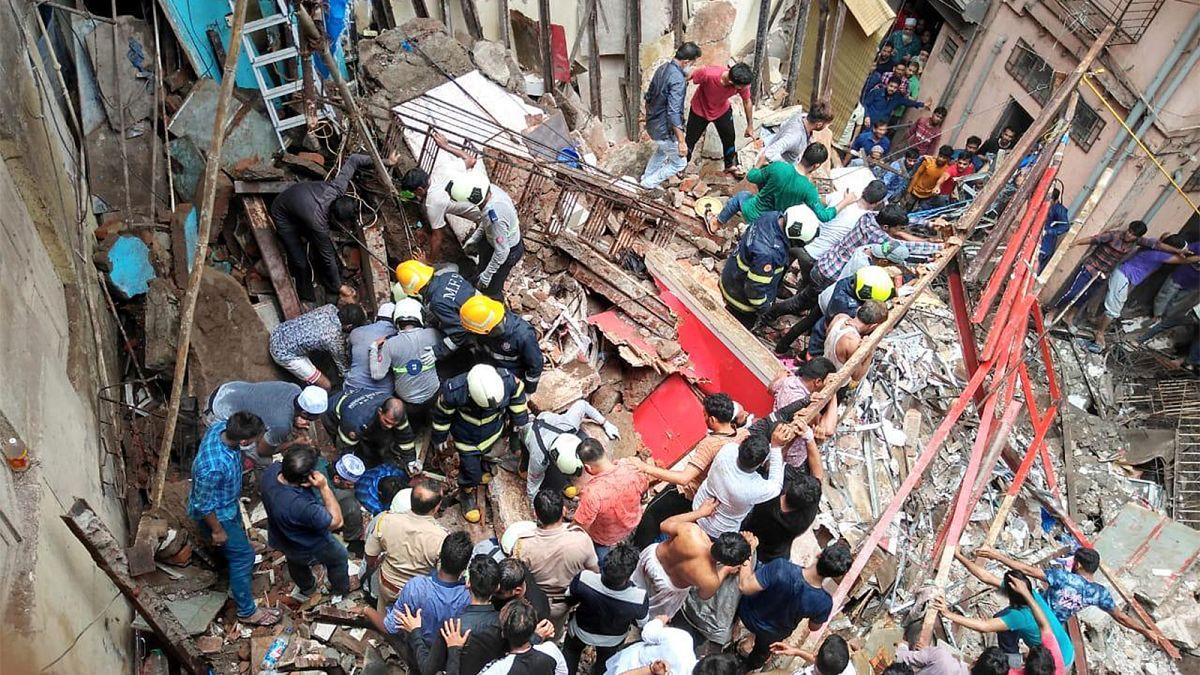 Mumbayda 100 yaşı olan bina uçuldu - 14 nəfər altında qaldı