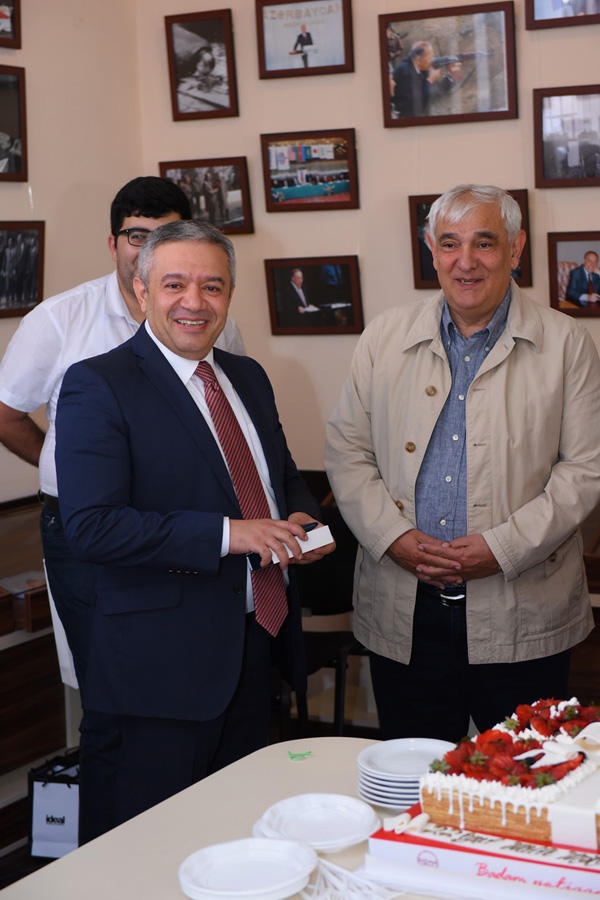 Kamal Abdulla “Azərbaycan diplomatik xidmət orqanları – 100” medalı ilə təltif edilib (FOTO) - Gallery Image