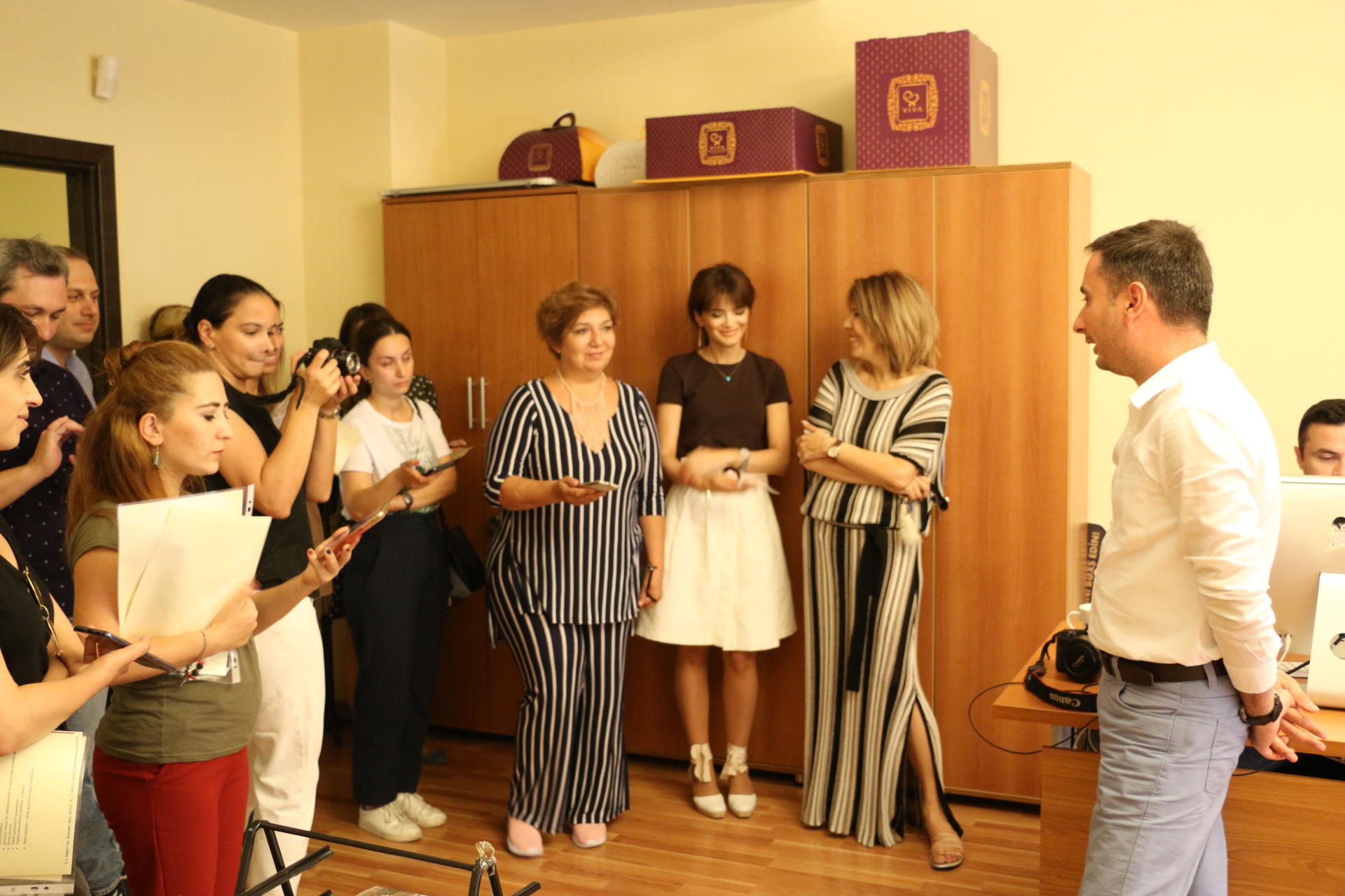 По ту сторону витрины – как азербайджанские журналисты стали продавцами-консультантами в Мaxi.az (ФОТО)