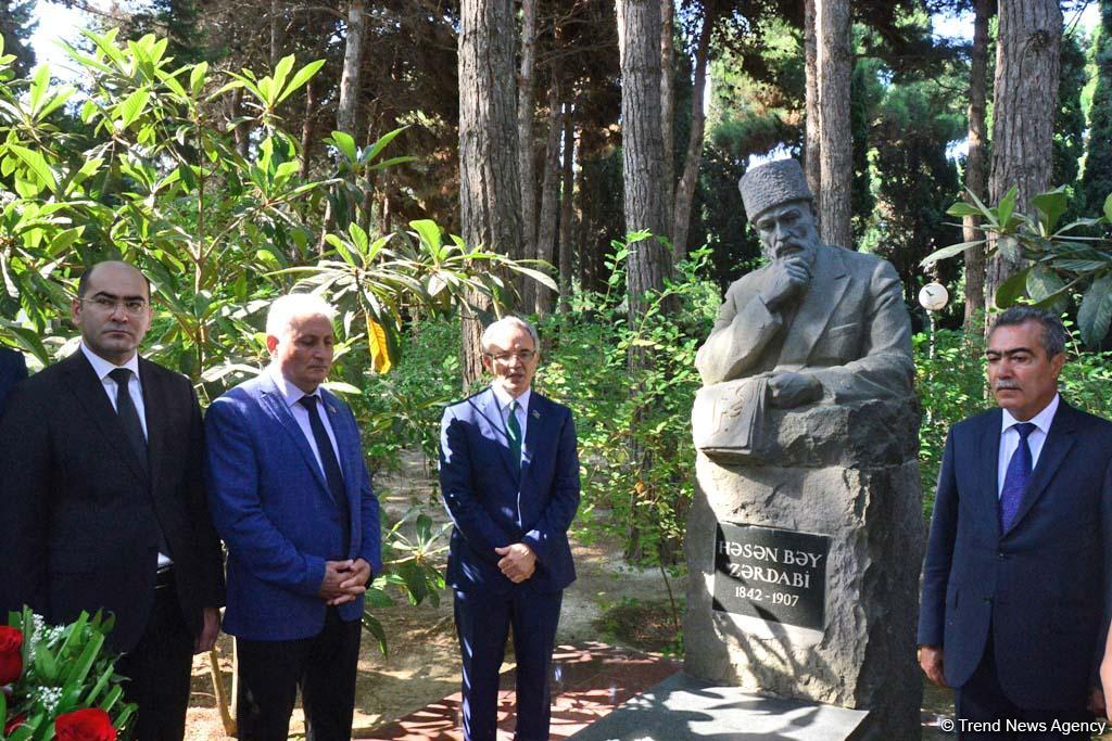 Представители азербайджанской прессы почтили память  великого лидера Гейдара Алиева (ФОТО)
