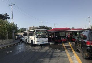 Avtobus qəza törətdi, digər marşrutlar xətdən çıxdı (FOTO)