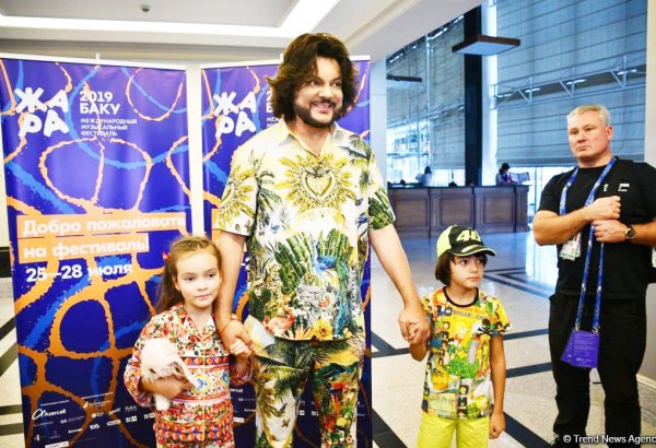Филипп Киркоров прилетел в Баку со своими детьми (ФОТО)