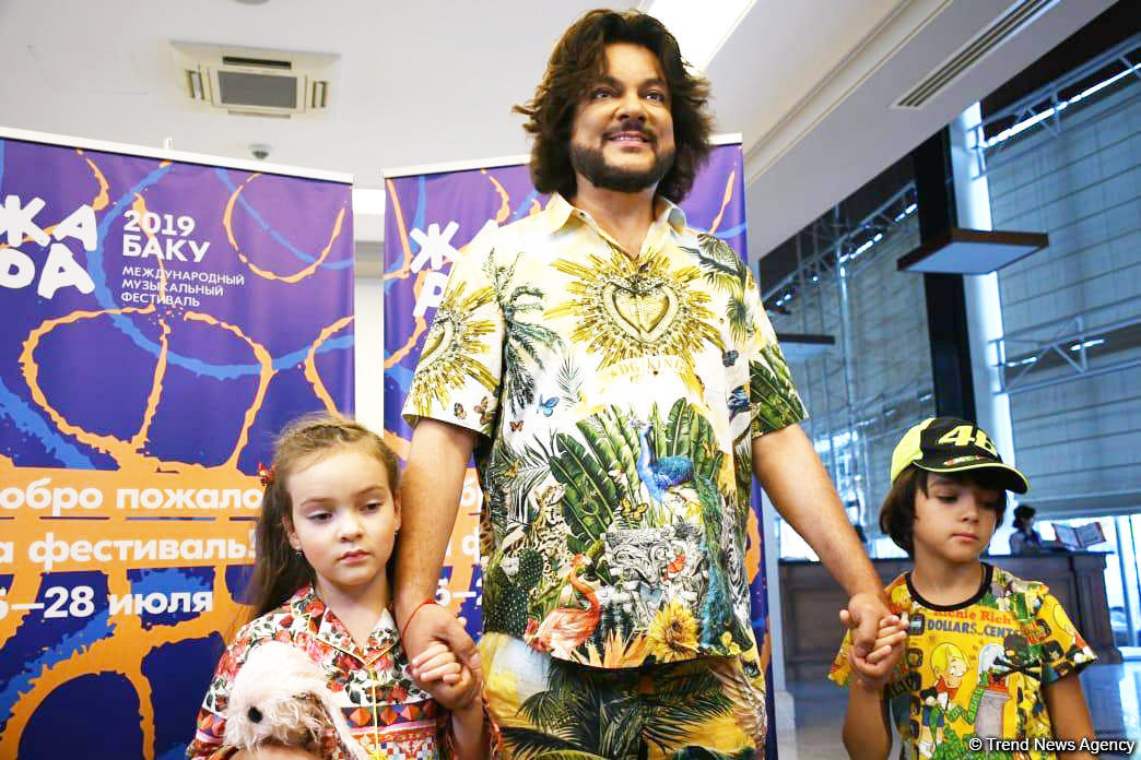 Филипп Киркоров прилетел в Баку со своими детьми (ФОТО)