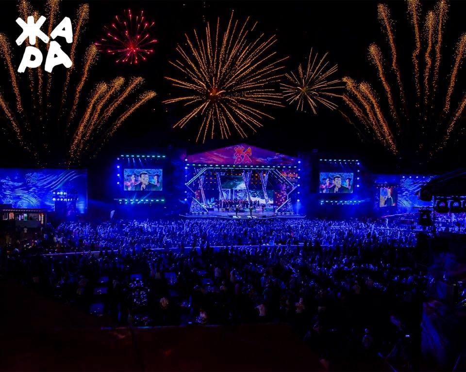 Открытие фестиваля "ЖАРА 2019" в Баку – зажигательные номера и экстравагантные  сценические наряды (ФОТО)
