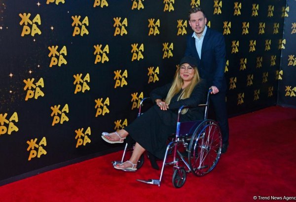 Сглазили…Анита Цой появилась в инвалидной коляске на красной дорожке фестиваля "ЖАРА 2019" (ФОТО)