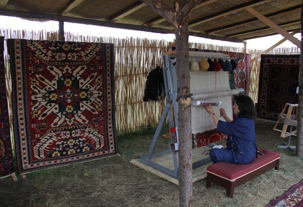 Азербайджанские ковры вызвали большой интерес на национальном фестивале в Гедабеке (ФОТО)