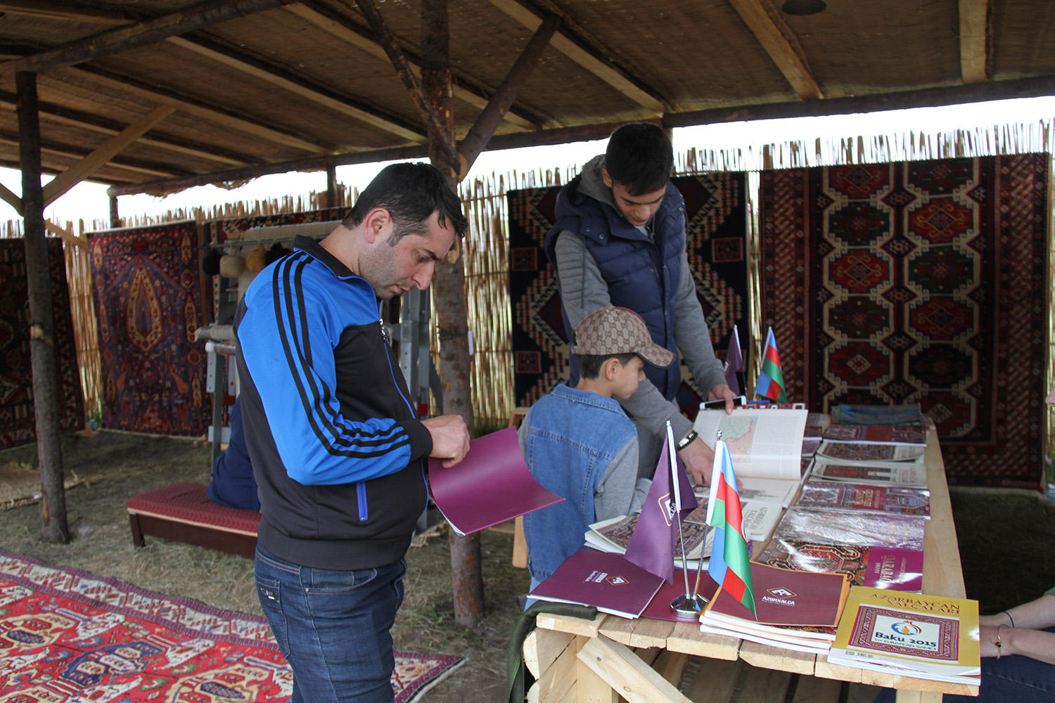 Milli Yaylaq Festivalında “Azərxalça”nın məhsullarına böyük maraq göstərilib (FOTO) - Gallery Image