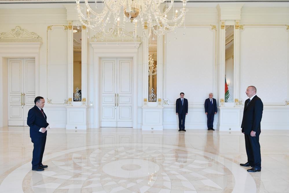 Президент Ильхам Алиев принял верительные грамоты новых послов Омана и Лаоса (ФОТО)