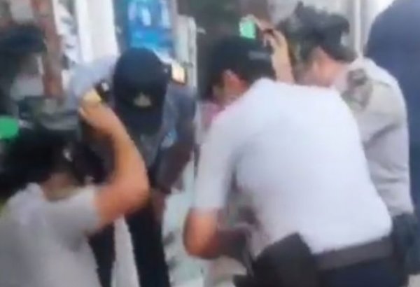 “Sədərək” ticarət mərkəzindəki yanğının söndürülməsində polislər də iştirak edib (VİDEO)