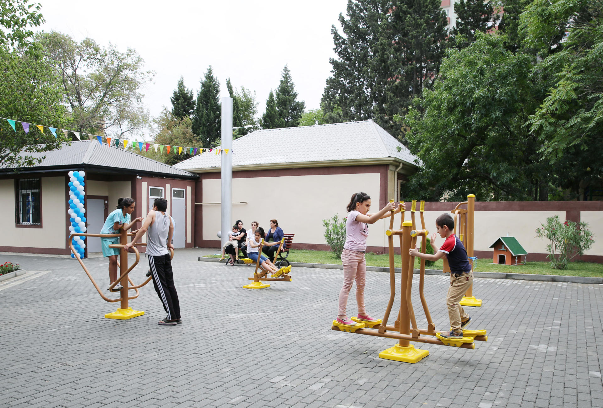 Вице-президент Фонда Гейдара Алиева Лейла Алиева приняла участие в открытии очередного благоустроенного двора в рамках проекта «Наш двор» (ФОТО)