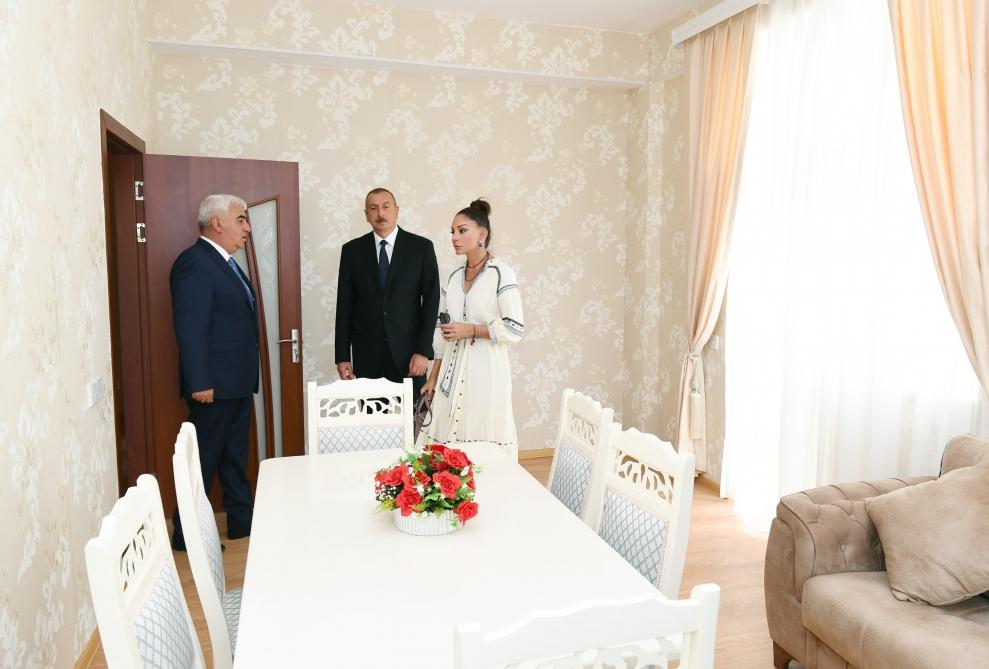 Президент Ильхам Алиев и Первая леди Мехрибан Алиева ознакомились с условиями, созданными в квартирах жилого комплекса для жителей аварийных зданий в Пираллахинском районе (ФОТО) (версия 2)