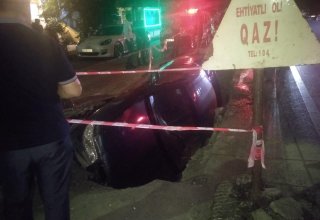 В Баку автомобиль попал в яму, выкопанную для ремонта газовой трубы (ФОТО)