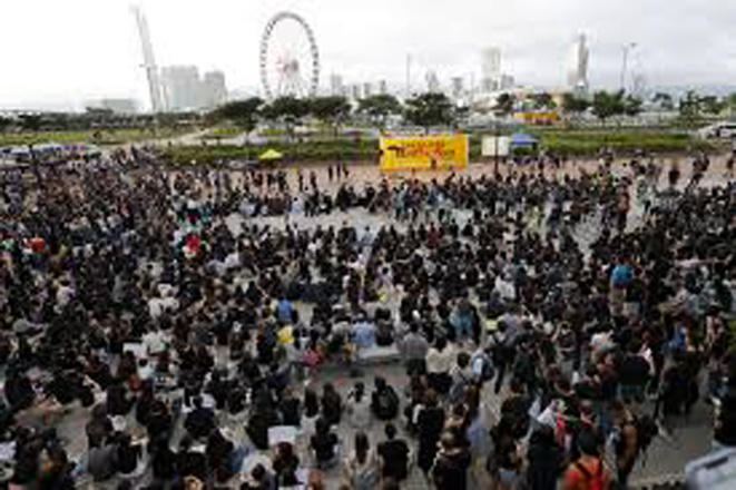 Около 100 человек в Гонконге вышли на акцию протеста из-за закона о нацбезопасности