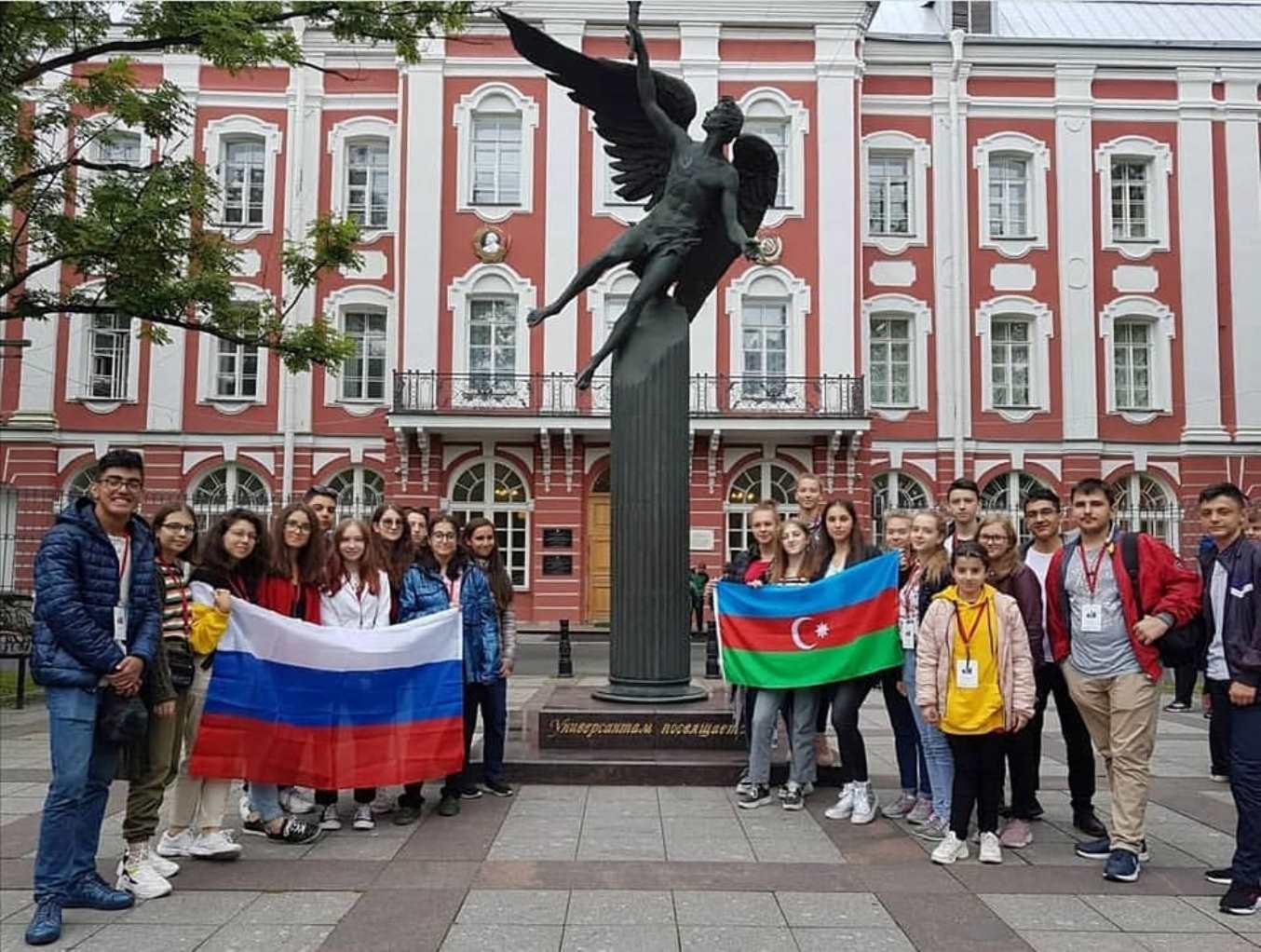 Азербайджанские школьники ознакомились с достопримечательностями Санкт-Петербурга (ФОТО)