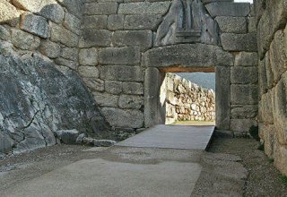 В Греции в древнем некрополе нашли две неразграбленные гробницы микенских времен
