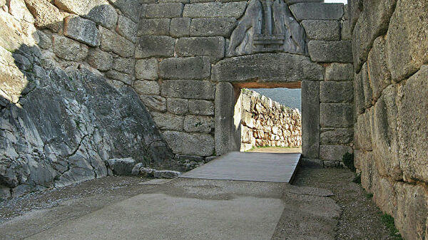В Греции в древнем некрополе нашли две неразграбленные гробницы микенских времен