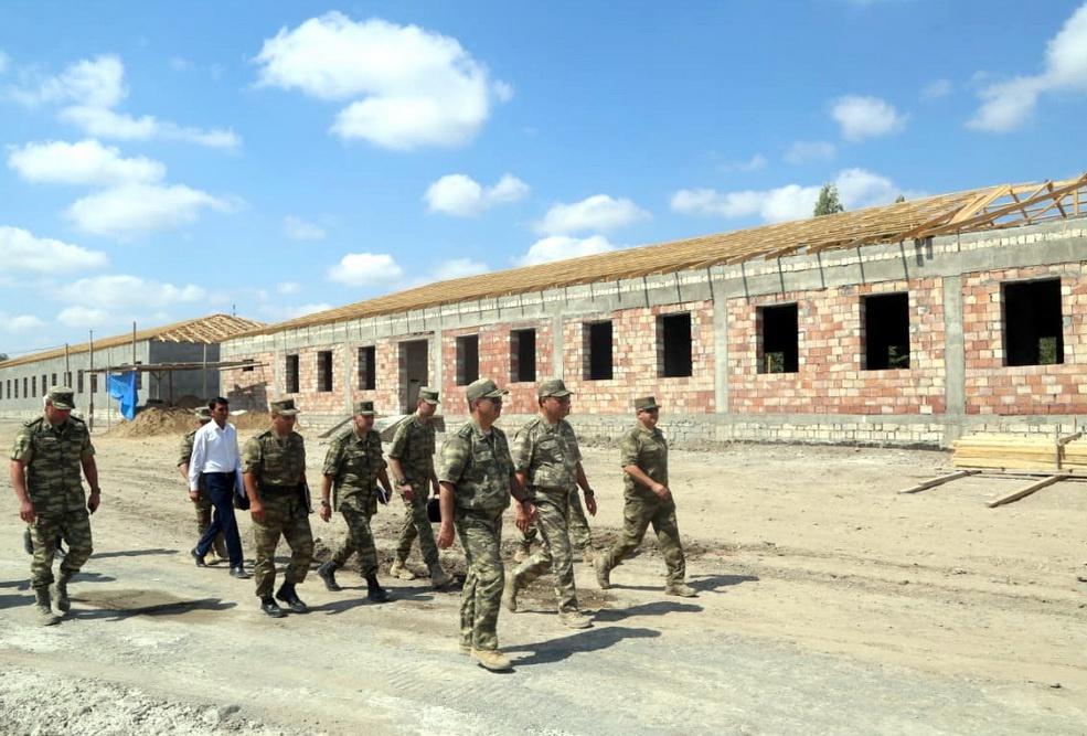 Министр обороны Азербайджана посетил строящиеся объекты в прифронтовой зоне (ФОТО/ВИДЕО)