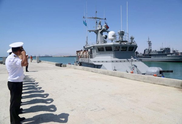 Qazaxıstan hərbi gəmisi Bakı limanını tərk edib (FOTO)