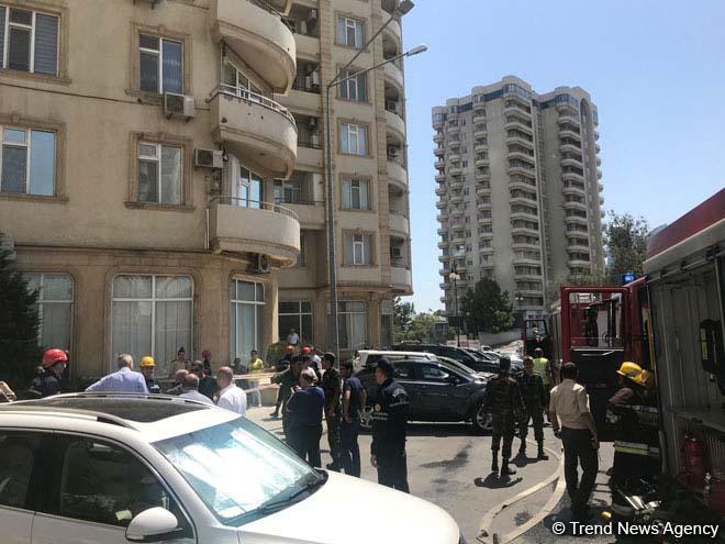Пожар в многоэтажном здании в Баку, жители эвакуированы (ФОТО)