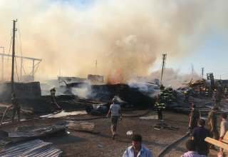 В результате пожара на рынке древесины в Баку пострадало шесть человек