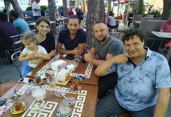 Российский актер с семьей отдыхает в Азербайджане (ФОТО)