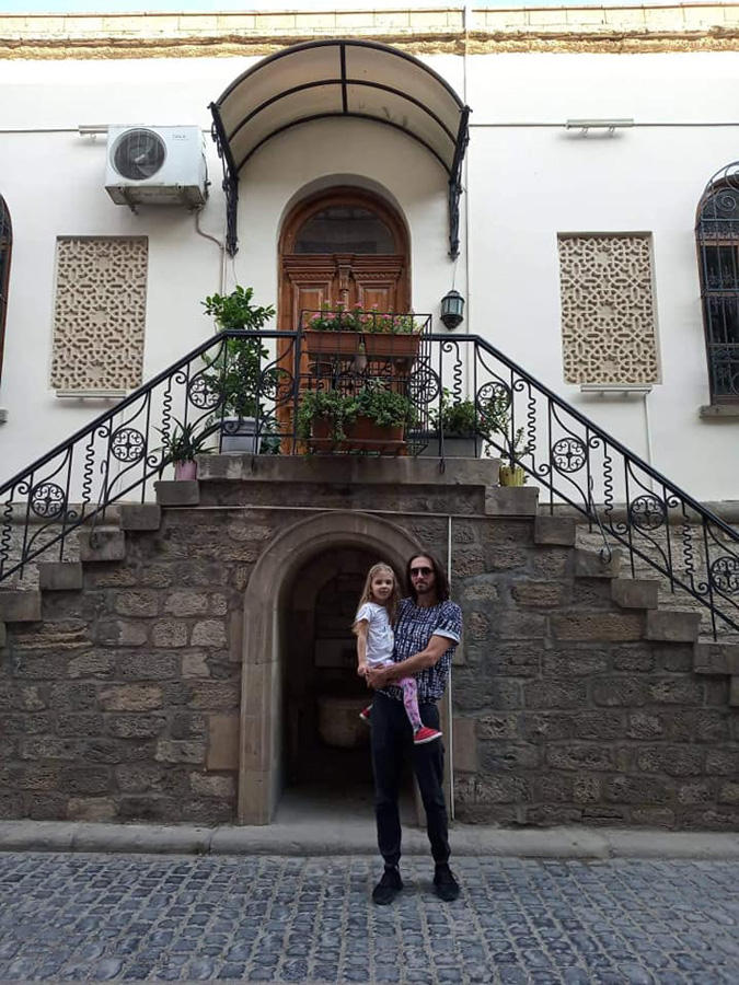 Российский актер с семьей отдыхает в Азербайджане (ФОТО)