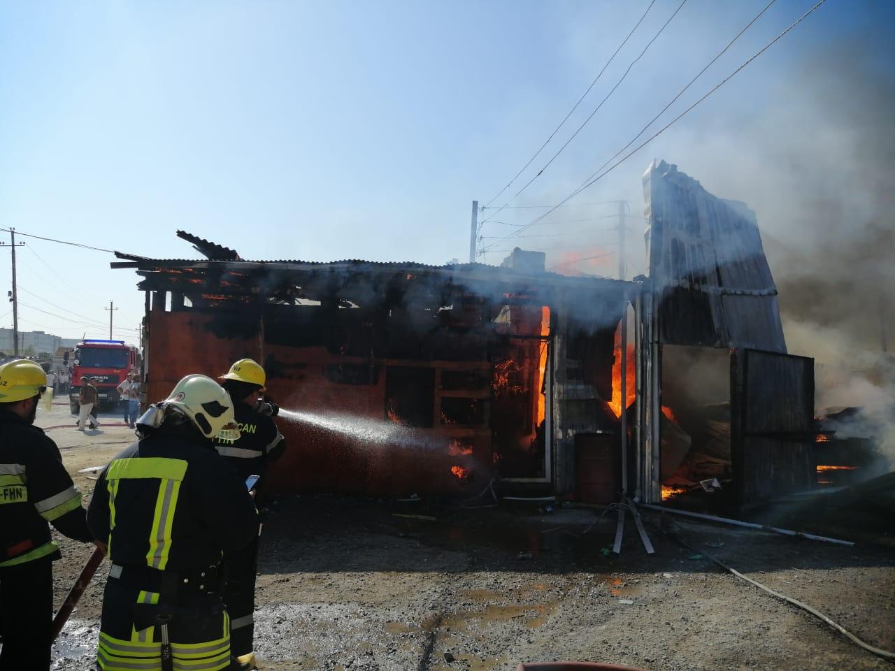 К тушению пожара привлечено 22 единицы техники - МЧС (ФОТО/ВИДЕО)