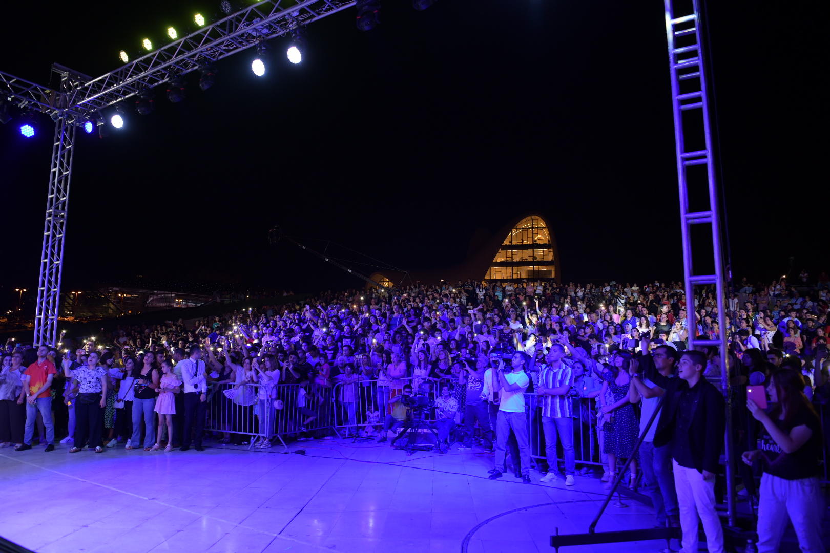 Heydər Əliyev Mərkəzinin parkında Faiq Ağayevin konserti keçirilib (FOTO)