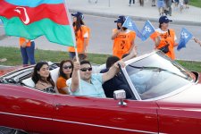 Heydər Əliyev Fondunun vitse-prezidenti Leyla Əliyeva klassik avtomobillərin yürüşü və sərgisini izləyib (FOTO)