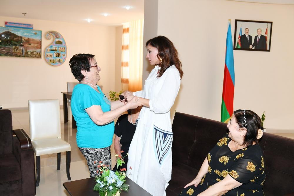 Первый вице-президент Мехрибан Алиева посетила в Бильгя учреждение социальных услуг для лиц, достигших пенсионного возраста (ФОТО) (версия 2)