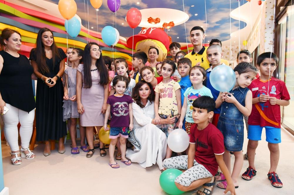 Birinci vitse-prezident Mehriban Əliyeva körpələr evi-uşaq bağçalarının açılışlarında və balacaların şənliyində iştirak edib (FOTO)