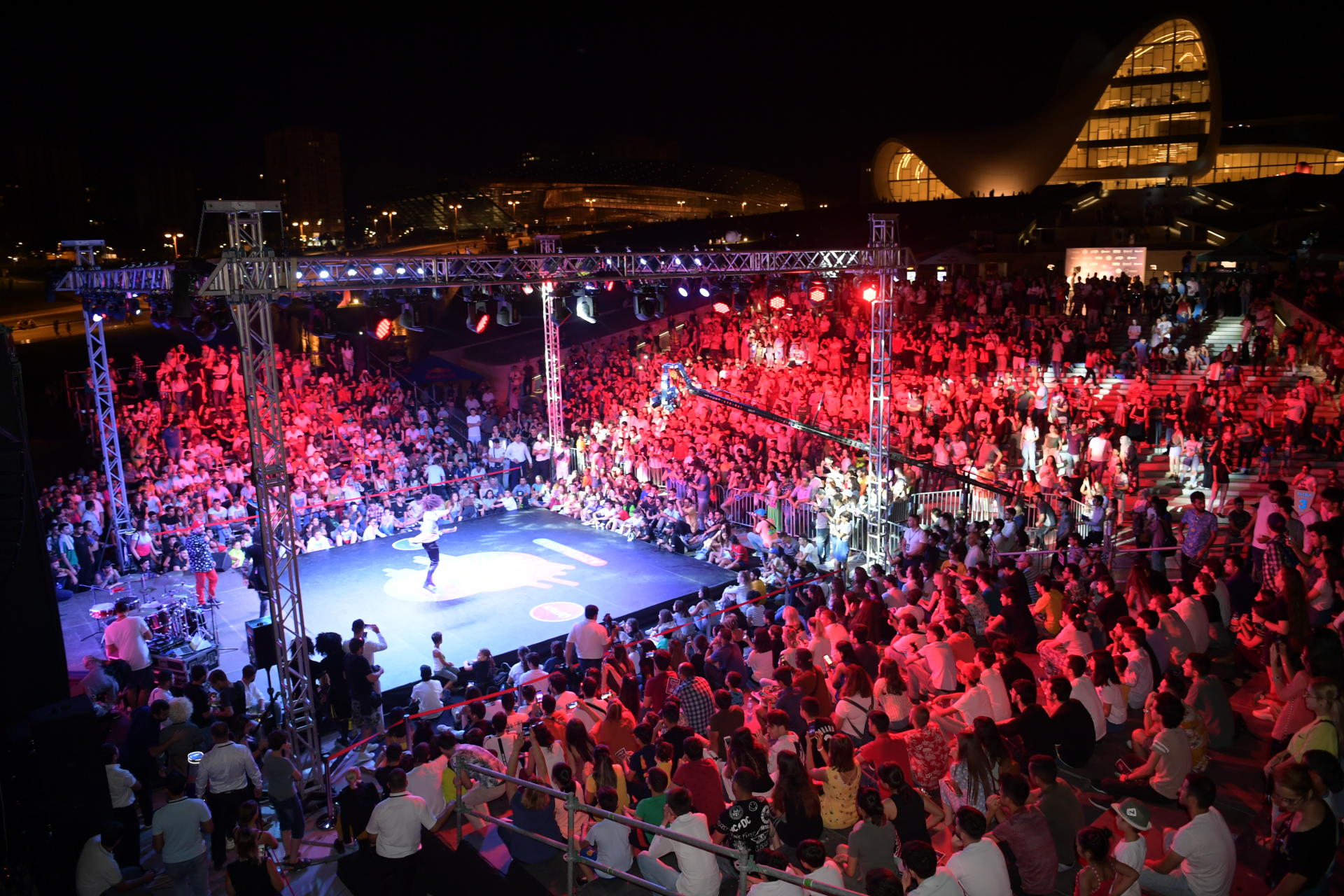 В парке Центра Гейдара Алиева прошло международное танцевальное соревнование “Red Bull Dance Your Style” (ФОТО)