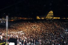 На грандиозном концерте перед Центром Гейдара Алиева присутствовало более 30 тыс. зрителей (ФОТО/ВИДЕО)