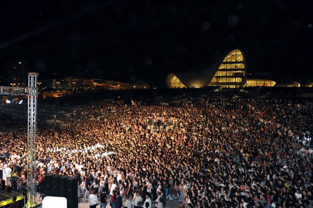 Heydər Əliyev Mərkəzinin parkında estrada ulduzlarının konserti olub (FOTO/VİDEO)