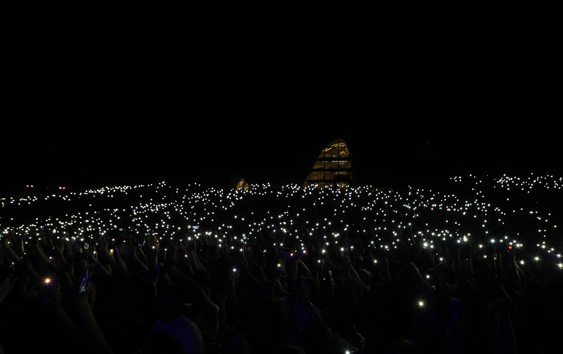 На грандиозном концерте перед Центром Гейдара Алиева присутствовало более 30 тыс. зрителей (ФОТО/ВИДЕО)