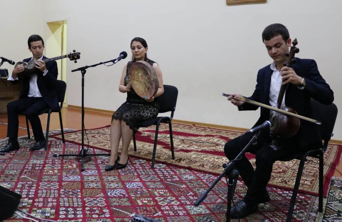 Жители поселка Бузовна отправились в музыкальное путешествие  (ФОТО)