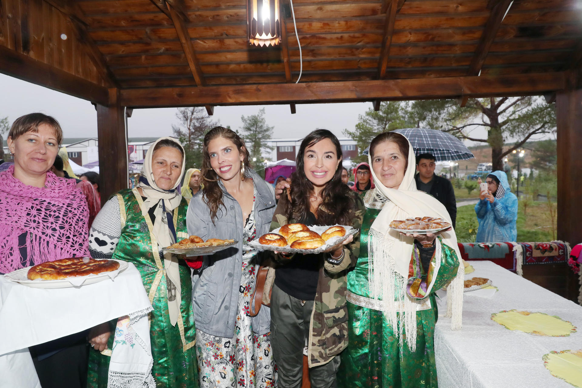Heydər Əliyev Fondunun vitse-prezidenti Leyla Əliyeva Üzüm və Şərab Festivalında təşkil edilən pavilyonlarla tanış olub (FOTO)