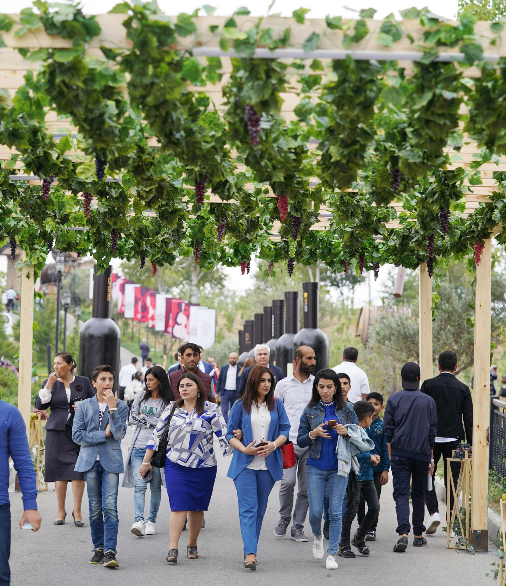 Вице-президент Фонда Гейдара Алиева Лейла Алиева ознакомилась с павильонами, организованными на Фестивале винограда и вина (ФОТО)
