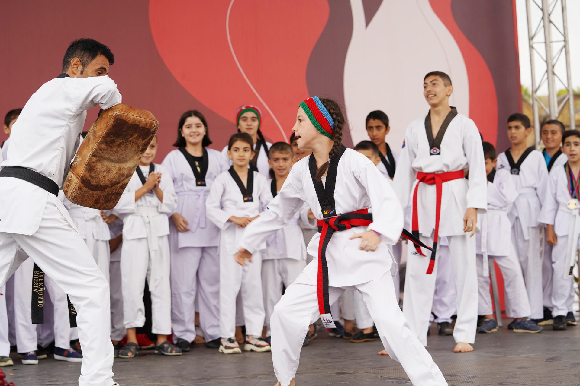 Heydər Əliyev Fondunun vitse-prezidenti Leyla Əliyeva Üzüm və Şərab Festivalında təşkil edilən pavilyonlarla tanış olub (FOTO)