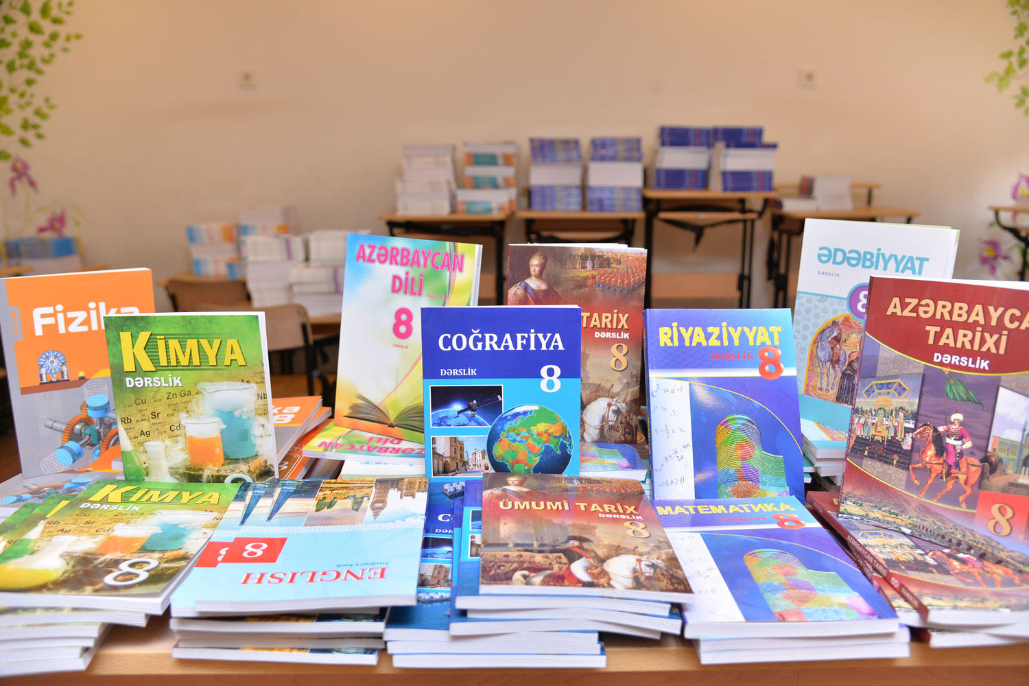 В школах Азербайджана завершилась выдача учебников