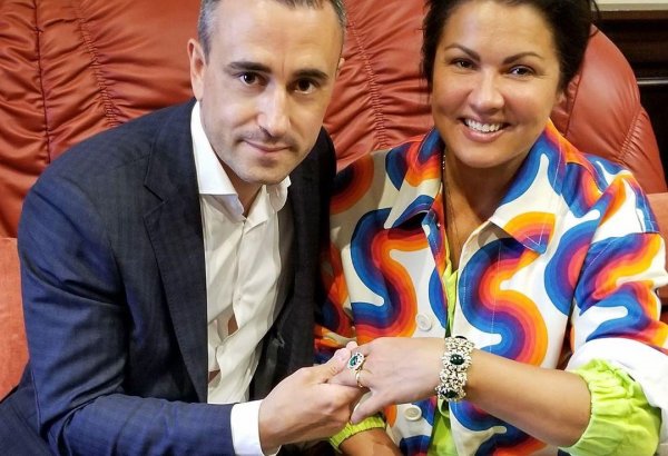 Азербайджанский певец подарил супруге ювелирное украшение императорских особ (ФОТО)