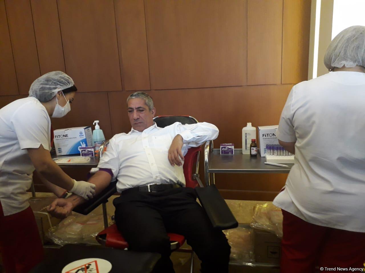 В правящей партии «Ени Азербайджана» проведена акция по сдаче крови (ФОТО)