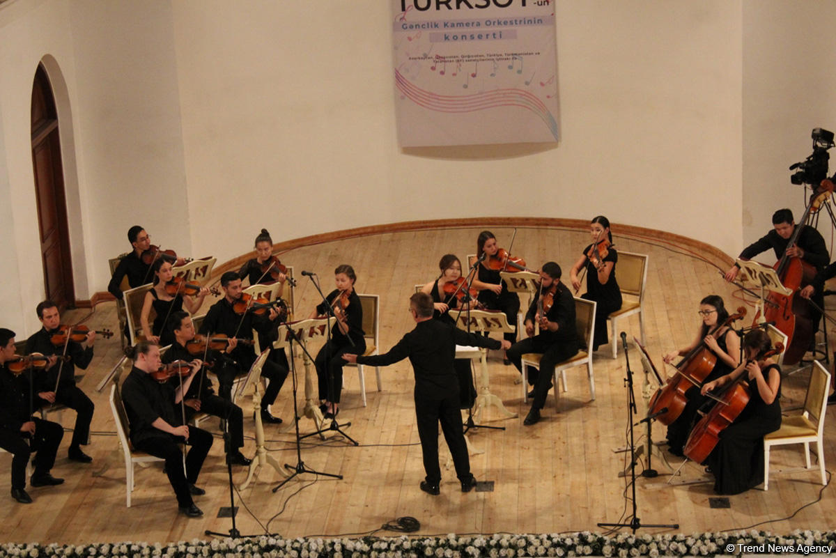 Молодежный камерный оркестр ТЮРКСОЙ завершил гастрольное турне в Баку оглушительными овациями (ФОТО)