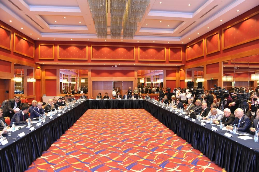 Round table discussions on political processes underway in Baku