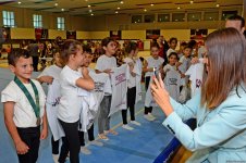 World champion gymnast meets children with disabilities in Baku (PHOTO)