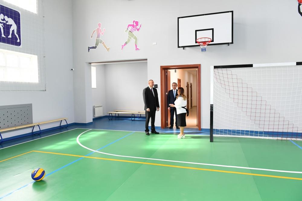 Президент Ильхам Алиев ознакомился с состоянием школы номер 101 в Сураханском районе Баку после капремонта и реконструкции  (ФОТО)